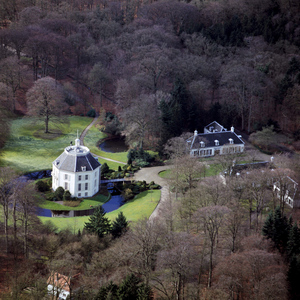 842203 Luchtfoto van kasteel Drakestein met het bijbehorende landschapspark en bos (Slotlaan 9) te Lage Vuursche ...